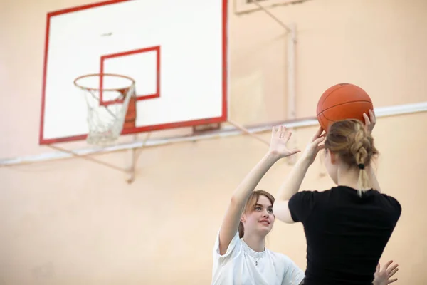 Дівчина в спортзалі грає в баскетбол — стокове фото