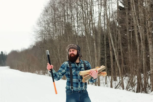 Hombre en invierno con hacha —  Fotos de Stock