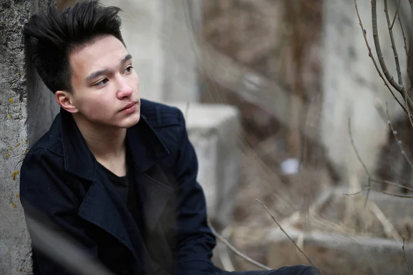 Asiático chico adolescente en la naturaleza —  Fotos de Stock