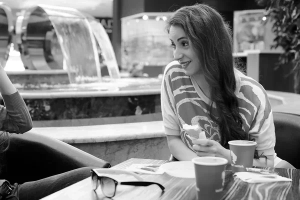 Girls shopping black and white photo — Stock Photo, Image