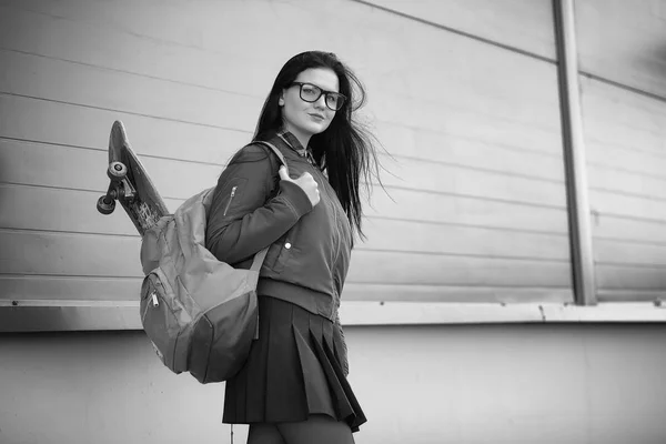 Uma jovem hipster está montando um skate. Meninas namoradas f — Fotografia de Stock