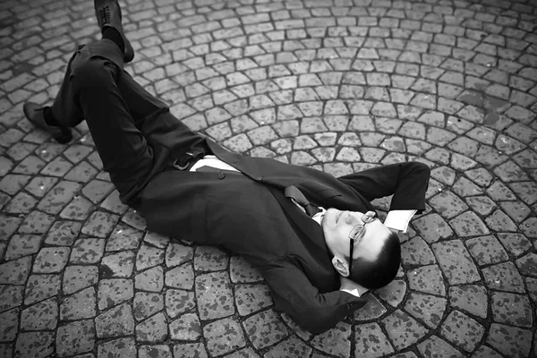 İşadamı sokakta takım elbiseli