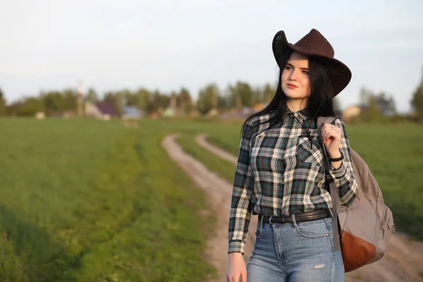 Seorang Gadis Dengan Celana Jeans Dan Topi Melakukan Perjalanan Musim — Stok Foto