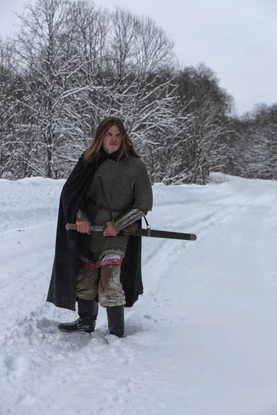 Defender'ı posta zırh genç savaşçı