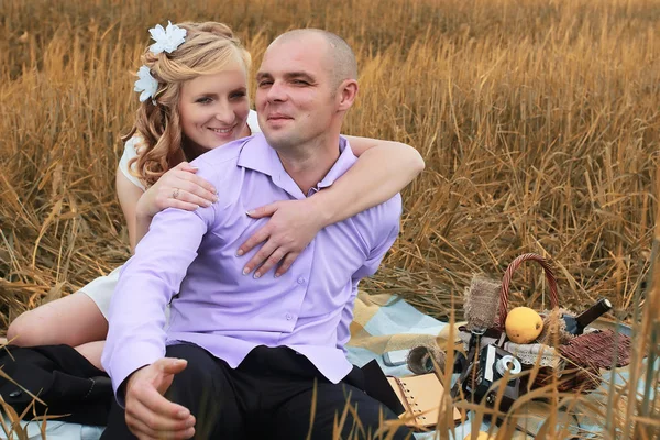 Solo amantes casados caminando en un campo en el día de otoño —  Fotos de Stock