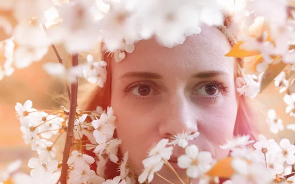 Bir parkta yürümek bir kız. Bahar Kızıl saçlı kız 