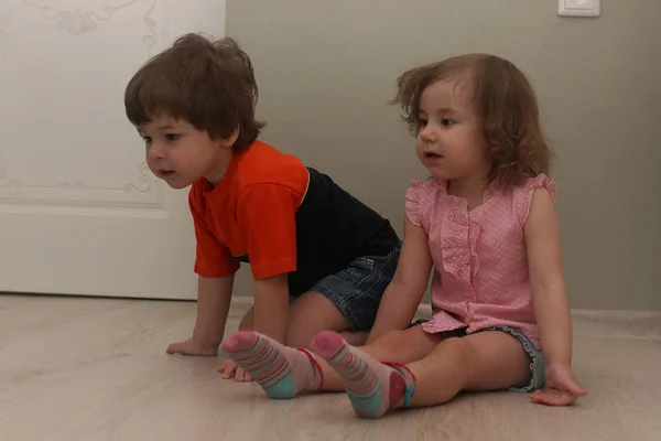 Niño jugando en un piso en una habitación — Foto de Stock