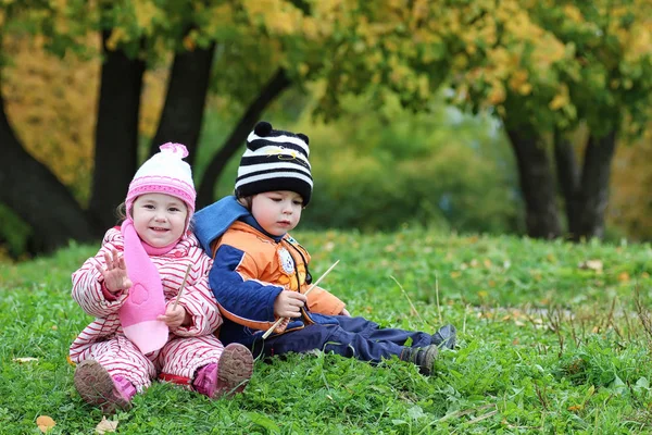 Kinderen op straat spelen — Stockfoto