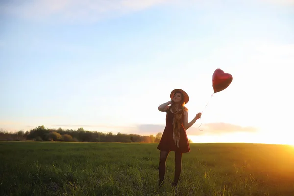 Una Ragazza Con Cappello Mentre Passeggia Nel Parco Una Ragazza — Foto Stock