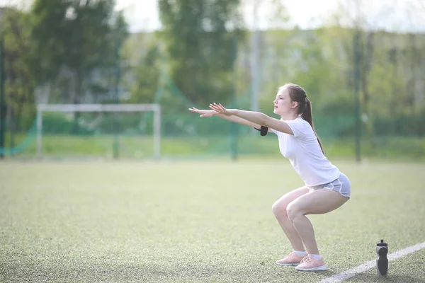 Mädchen und Sport-Lifestyle bei Übungen — Stockfoto