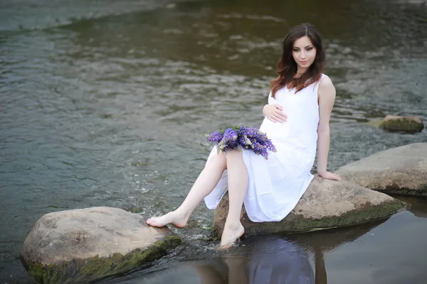 Mujer Embarazada Naturaleza Para Paseo Verano — Foto de Stock