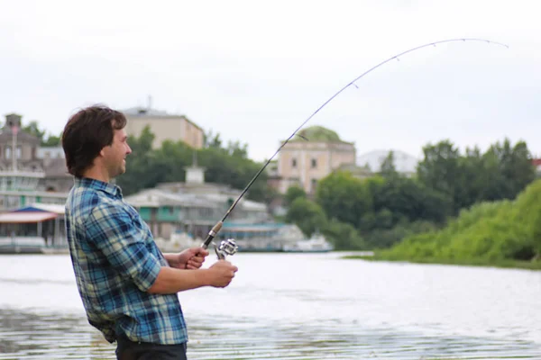 Un hombre con barba está pescando en el río — Foto de Stock