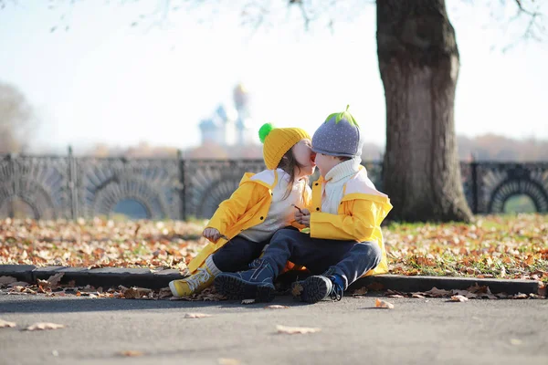 Kinder spazieren im Herbstpark — Stockfoto