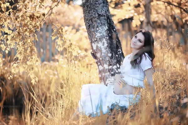 Schwangere Frau Spaziert Herbst Der Natur — Stockfoto