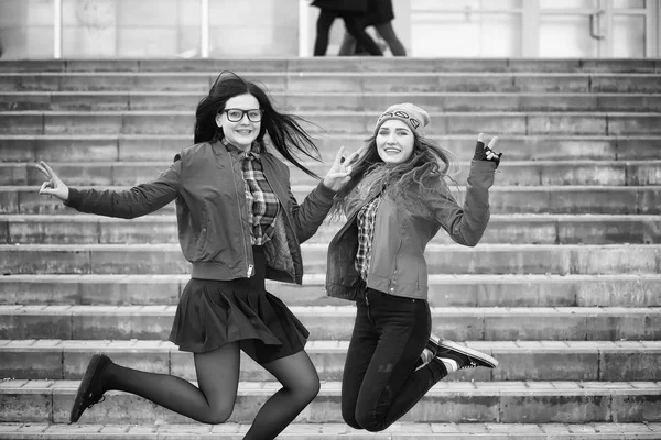 Uma jovem hipster está montando um skate. Meninas namoradas f — Fotografia de Stock