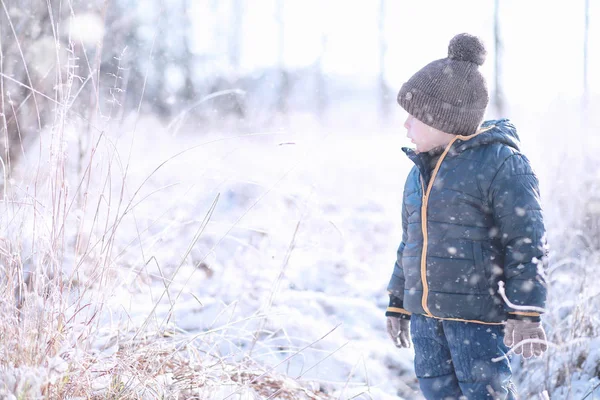 Copiii merg în parc prima zăpadă — Fotografie, imagine de stoc