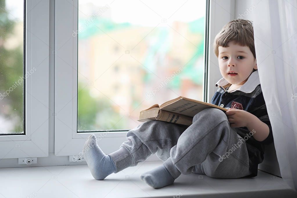 Мальчик С Книгой Фото