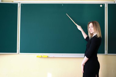 Genç öğretmen okul sınıf