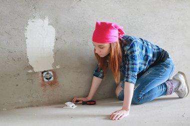 Kızıl saçlı kız bir elektro gitar ile. Rock müzisyen GIR