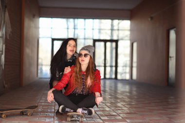 Genç hippi kız bir kaykay sürme. Kızlar kız f