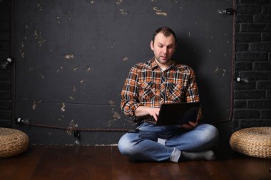 Koruyucu bir kask içinde erkek mimar Oluşturucu