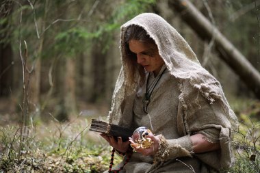 Karanlık bir ormanda bir ritüel bir cüppe içinde geçirir