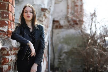 Bahar şehrin içinden bir yürüyüşte kız