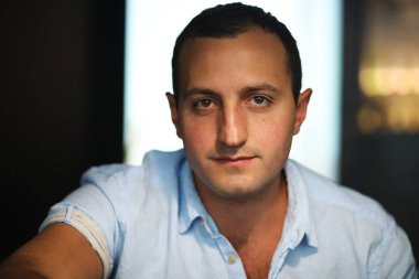 Ermeni yakışıklı erkek portresi