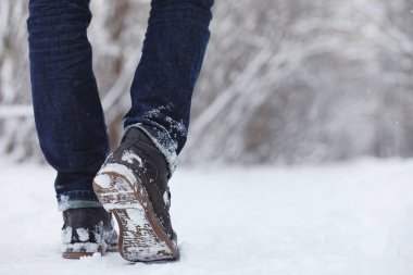 Çocuklu genç aile kış parkta yürüyüş. Winte