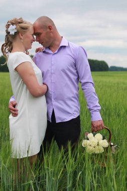 Çift aşık alanında yaz günde yürüyüş