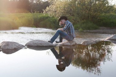 Hoş bir çift tarafından kırsal bir yolda