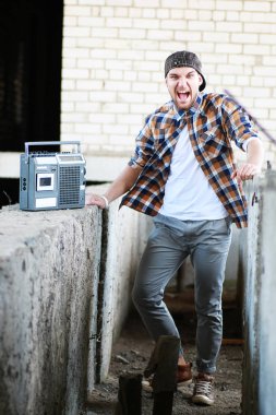 Bir sakallı bir genç adamla