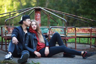 Gündelik kıyafetlerle yürüyen sevgi dolu bir çift.