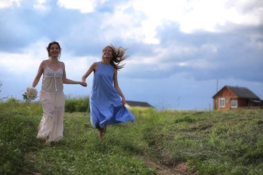 Genç kızlar alanına yürüyor