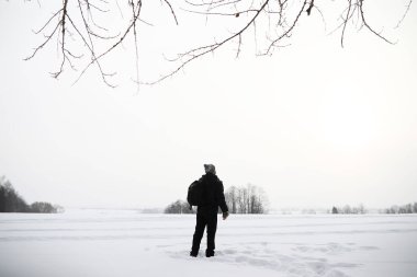 Yürüyüşte bir adam. Kış manzarası. Kış yolculuğunda turist.