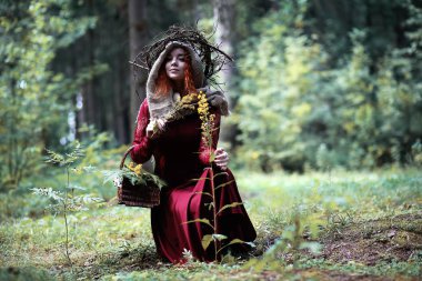 Kızıl saçlı cadı bir ritüel bir kristal top ile tutar