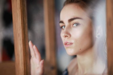 Islak saçlı güzel bir genç kız