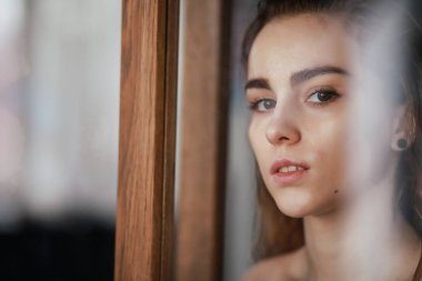 Islak saçlı güzel bir genç kız