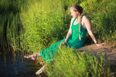 Lupinli bir tarlada hamile bir kız.