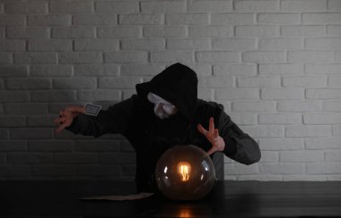 Bir fortune teller top olan bir adam