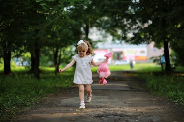 Annem ve iki kızım var.