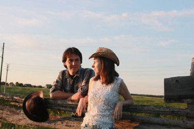 Hoş bir çift tarafından kırsal bir yolda