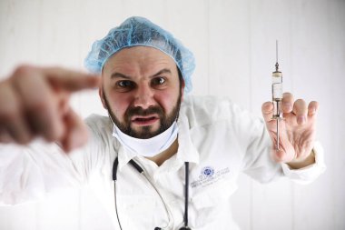 Beyaz önlük ve eski şırınga çılgın sakallı doktor