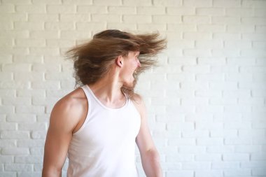 Uzun saçlı genç adam.