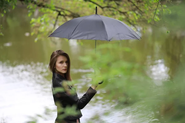 Jeune fille dans un parc verdoyant — Photo