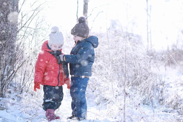 Kids walk in the park first snow — Stock Photo, Image