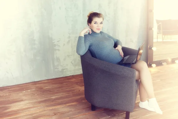 Gravid ung och vacker flicka i en vintage hem — Stockfoto