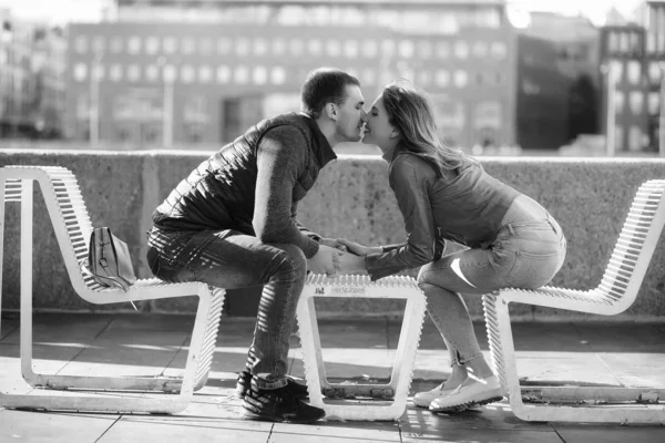 Schönes junges Paar bei Date im Park — Stockfoto