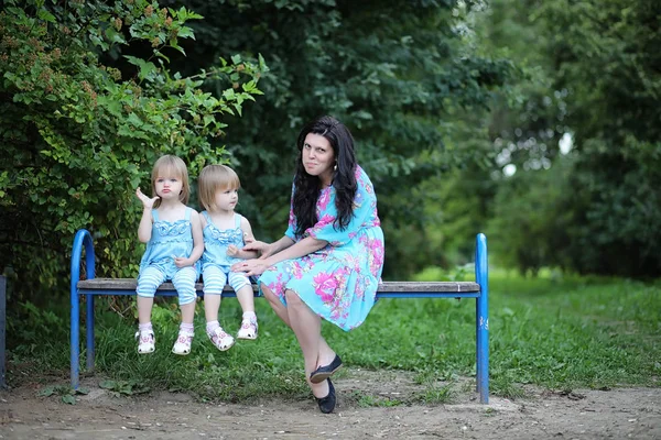 Mamá con dos hijas gemelas — Foto de Stock