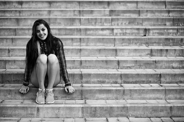 Menina em uma maquiagem de palhaço preto e branco — Fotografia de Stock